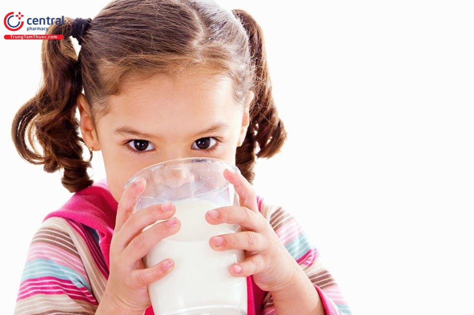 Trẻ uống sữa tươi 