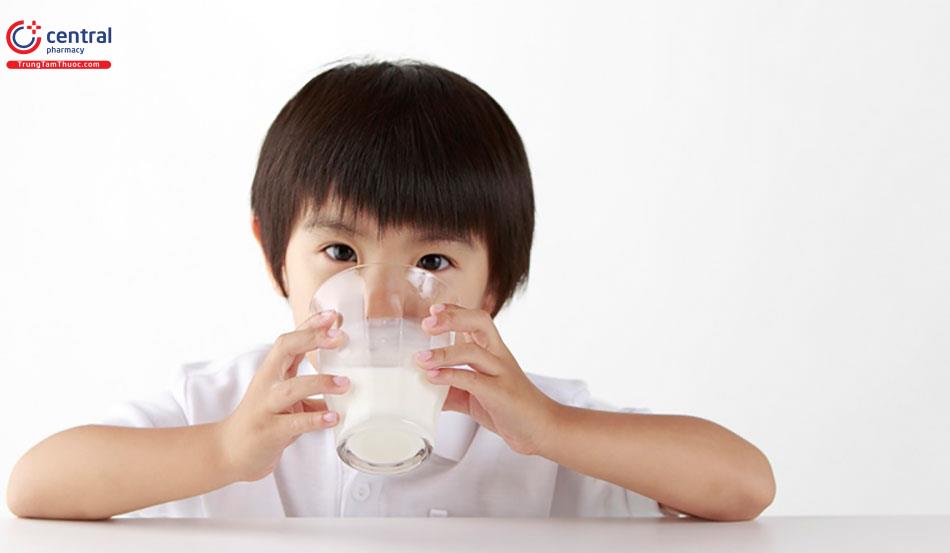  Trẻ uống sữa tươi vào thời điểm nào thích hợp nhất