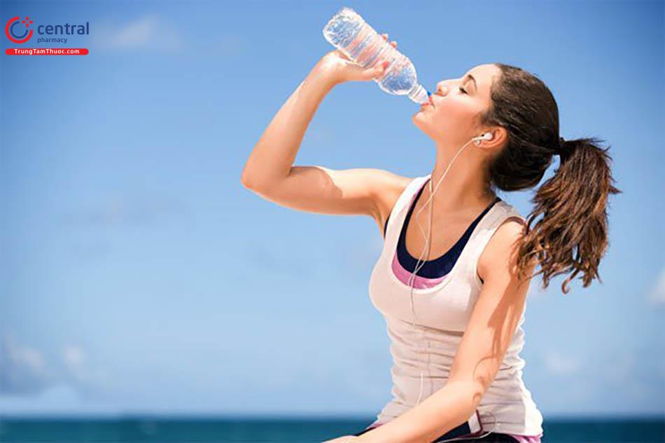 Uống nước hàng ngày để cải thiện tình trạng huyết khối