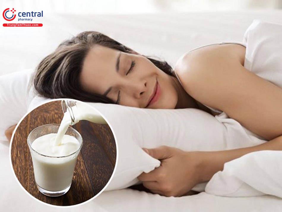 Uống sữa trước khi đi ngủ giúp bạn ngủ ngon hơn
