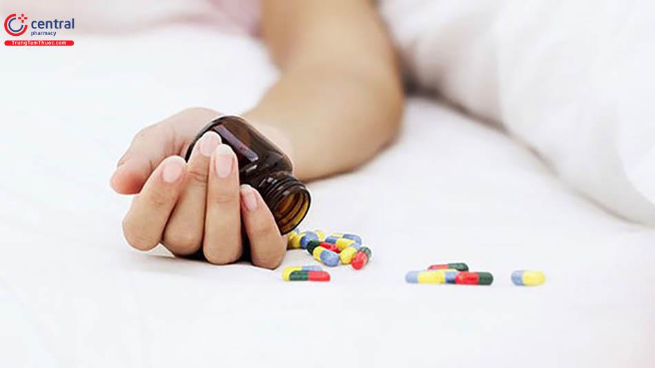 Uống thuốc ngủ quá liều có thể gây nguy hiểm tính mạng