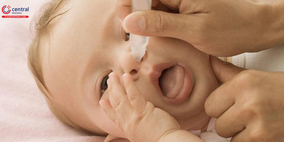 Vệ sinh mũi cho trẻ phòng tránh tái phát.