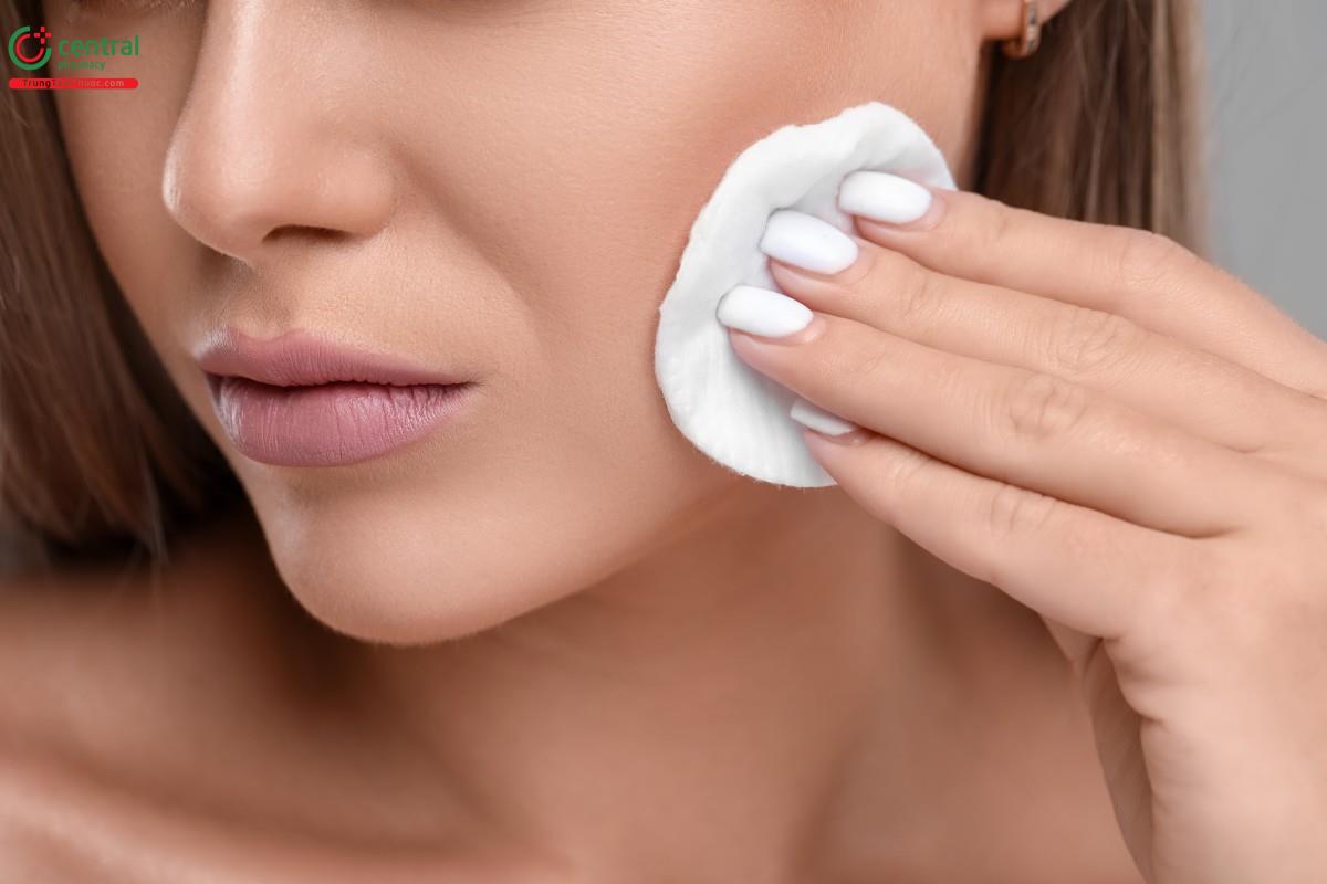Tẩy trang là bước đầu tiên trong quy trình chăm sóc da