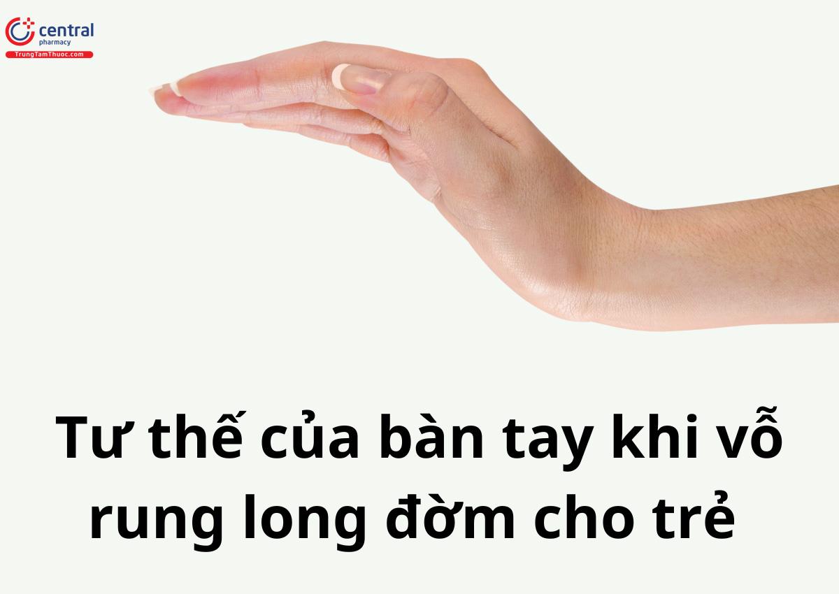 Tư thế của bàn tay khi vỗ rung long đờm cho trẻ