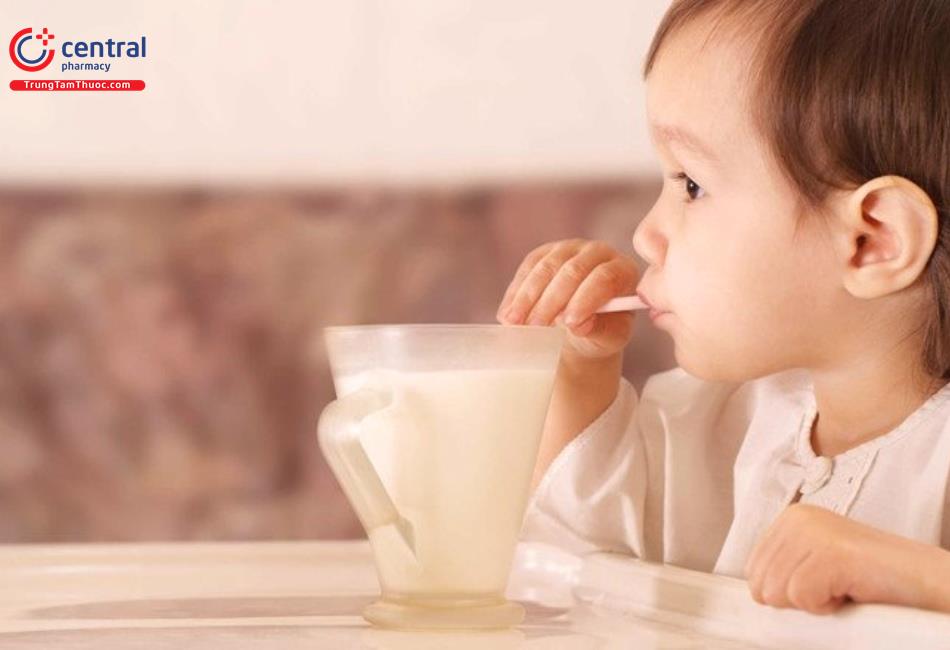 Cảnh báo: Trẻ uống quá nhiều sữa có thể bị thiếu máu và mất protein