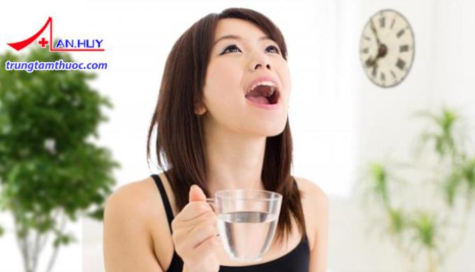 Súc miệng bằng nước muối sinh lý mỗi ngày