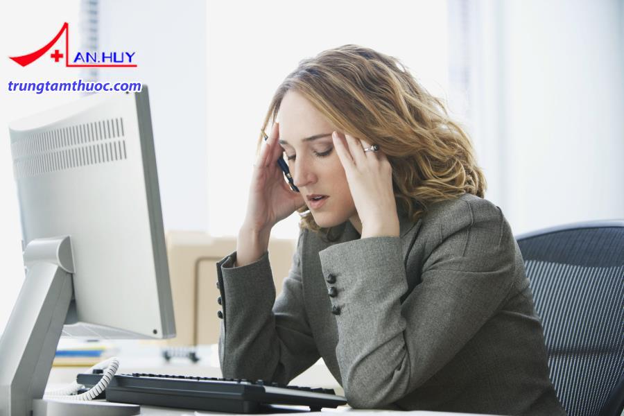 Căng thẳng, làm việc quá sức khiến mỗi lần đến tháng lại bị cơn đau bụng hành hạ