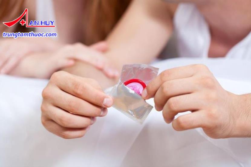 Sử dụng bao cao su khi quan hệ để phòng bệnh