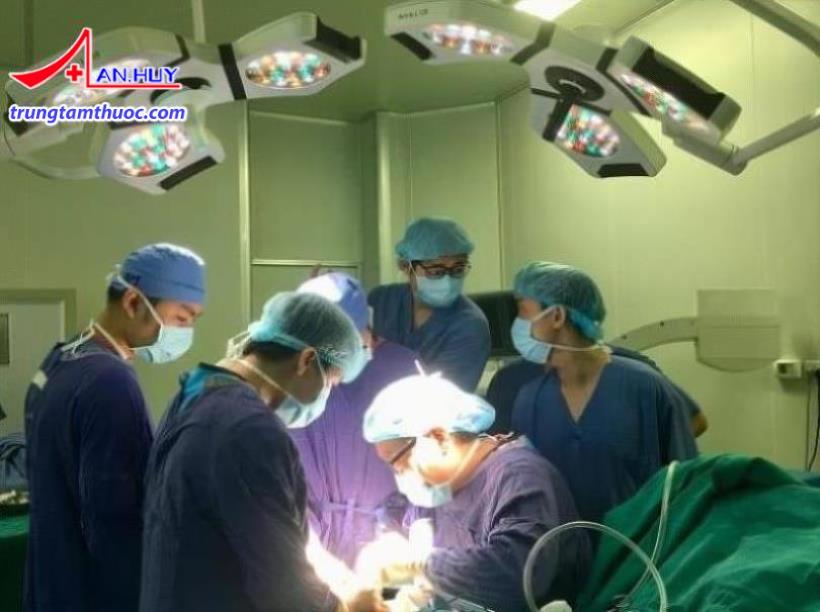 Bác sĩ Việt Đức phẫu thuật sử dụng vít nén tự tiêu