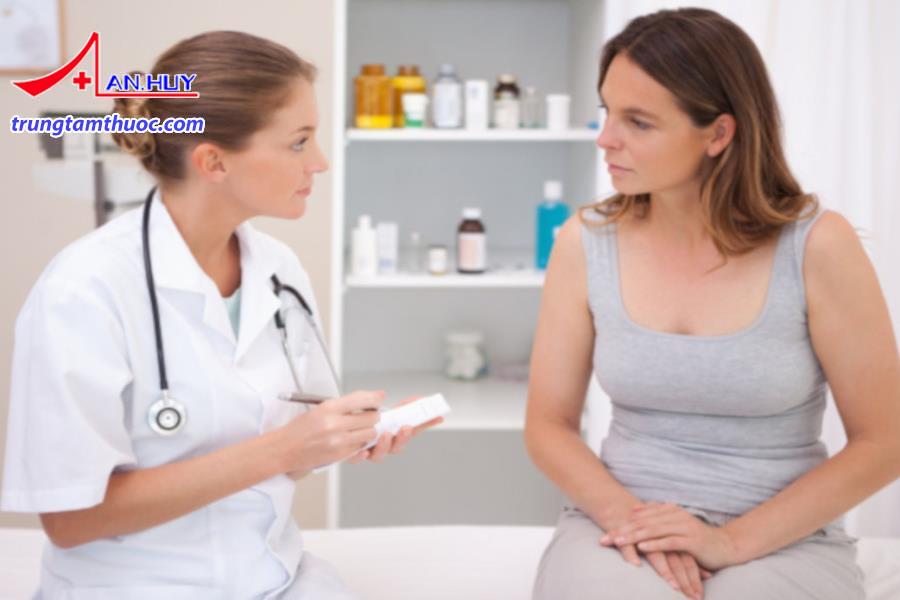 Hỏi thăm kỹ tình trạng của bé từ mẹ.