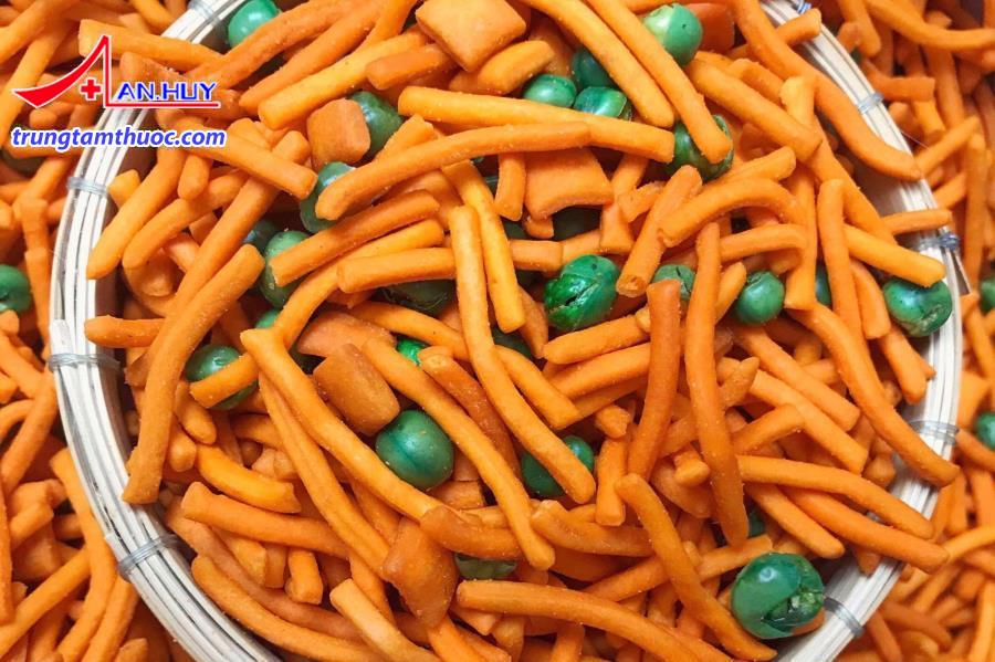 Cho trẻ ăn nhiều đồ ăn vặt trước bữa ăn gây biếng ăn.