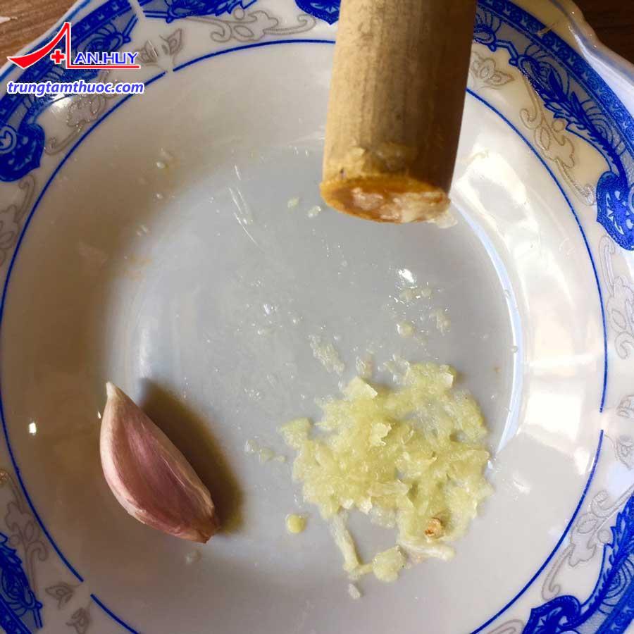 Dã tỏi nhỏ ra đắp vào mụn cóc để trị mụn cóc hiểu quả