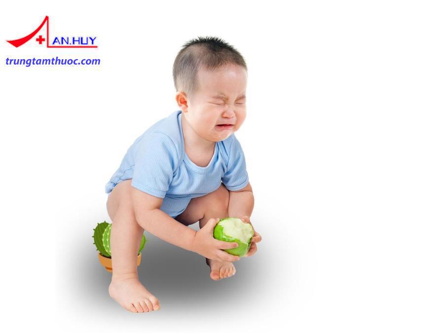 Không đi ngoài được khiến trẻ đau rát vùng hậu môn.