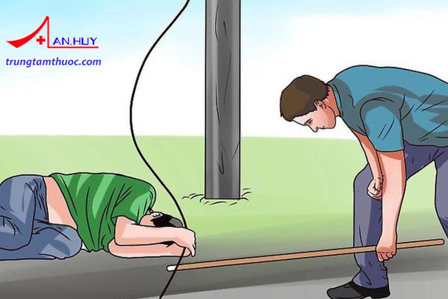 Sử dụng vật cách điện để tách nạn nhân khỏi nguồn điện.