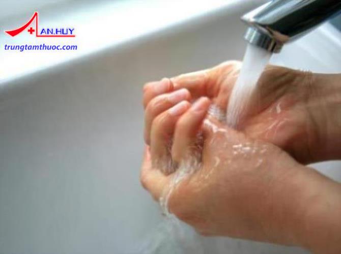Làm ấm vùng bị bỏng bằng nước ấm.
