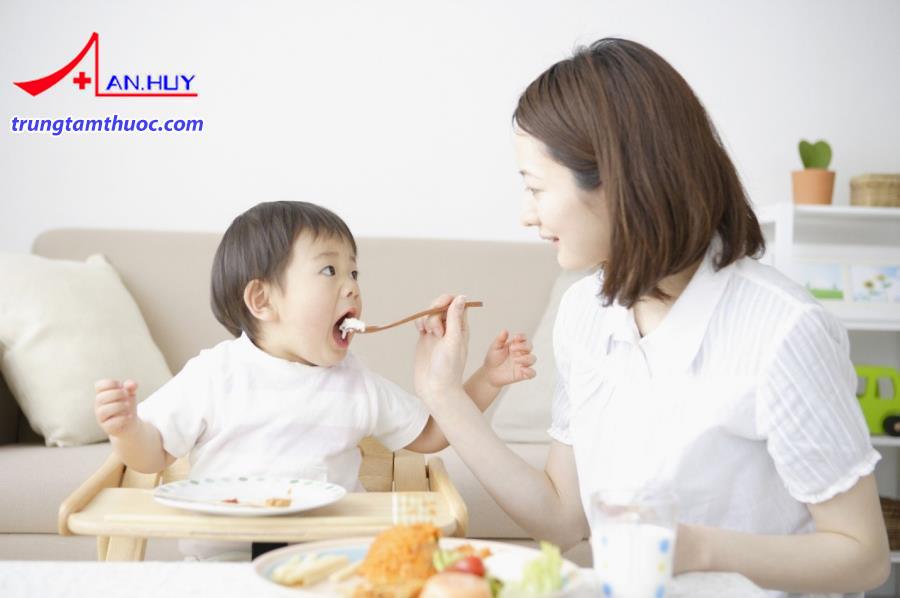 Cổ vũ, tạo cảm giác muốn ăn cho trẻ.