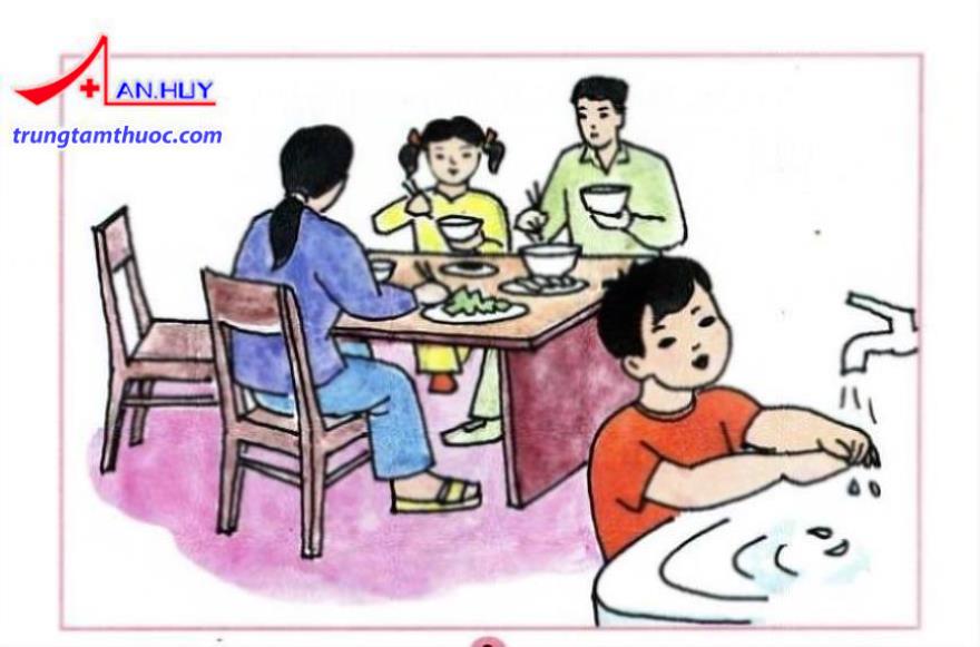 Cho trẻ vệ sinh tay sạch sẽ trước khi ăn.