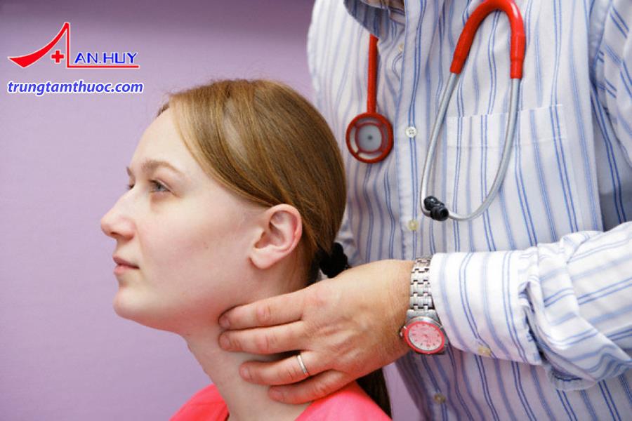 Bệnh nhân viêm tuyến giáp Hashimoto có triệu chứng như thế nào?