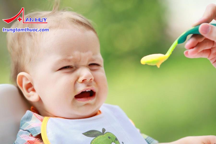 Trẻ quấy khóc không chịu ăn dặm.