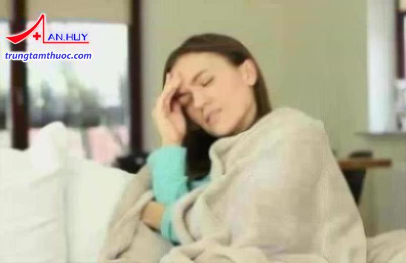 Khi sốt cơ thể có cảm giác ớn lạnh.