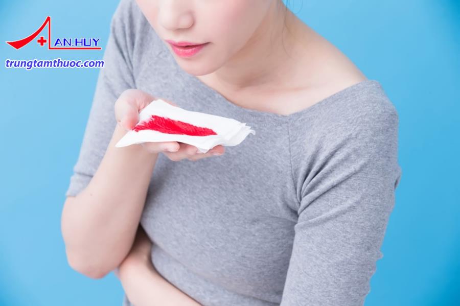 Người bệnh lao phổi thường bị ho ra máu.