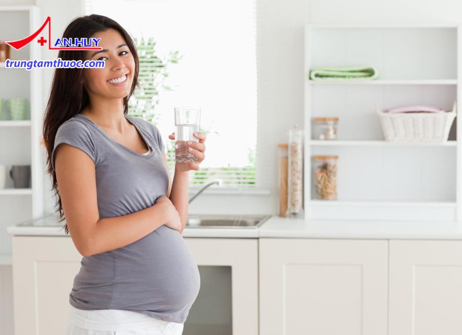 Bà bầu nên uống nhiều nước để phòng ngừa sỏi thận