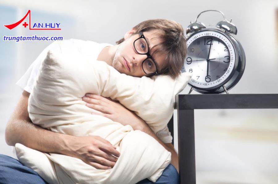 Trằn trọc tới sáng mà vẫn không ngủ được