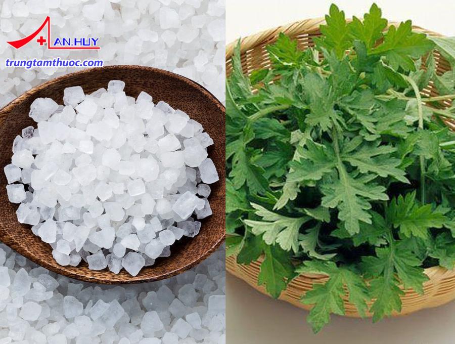 Muối kết hợp ngải cứu trị mề đay.
