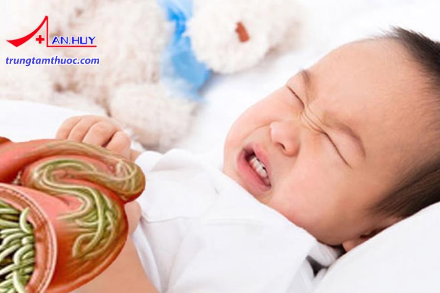Khi nhiễm giun, gây ra nhiều triệu chứng khó chịu cho trẻ.