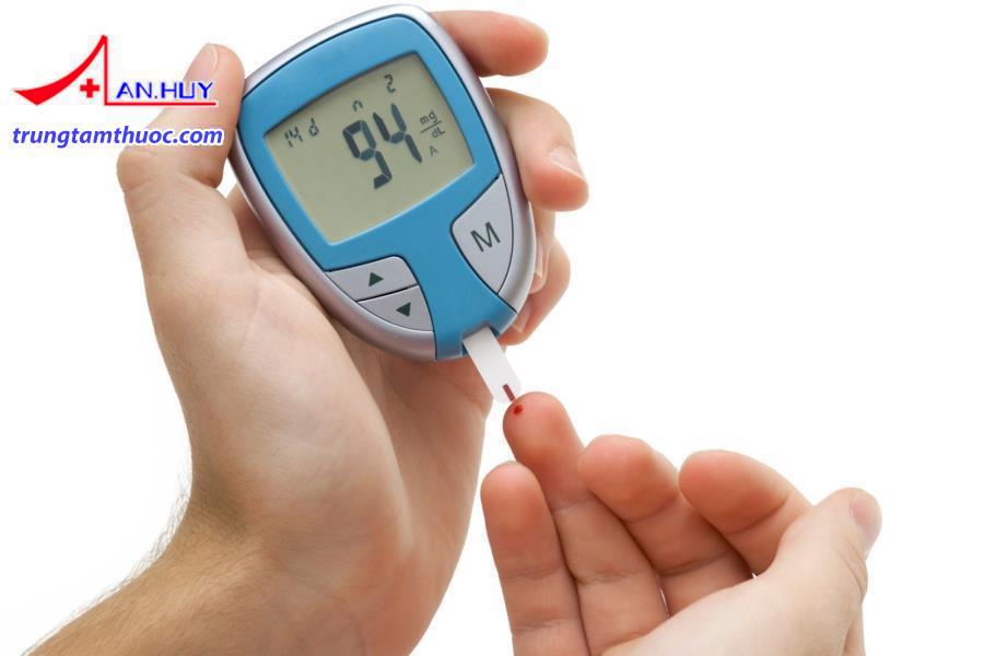 Theo dõi glucose máu phòng ngừa nhiễm toan ceton.