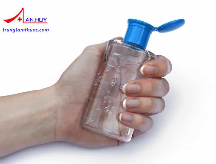 Nước rửa tay khô được đóng trong các lọ nhỏ để tiện mang theo mọi lúc mọi nơi