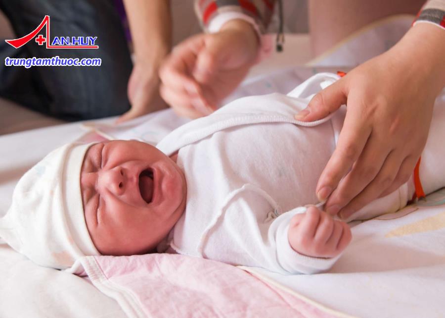 Trẻ thường xuyên quấy khóc, bỏ ăn.