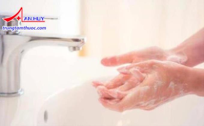 Rửa tay thường xuyên ngăn chặn sự lây lan của mụn cóc.
