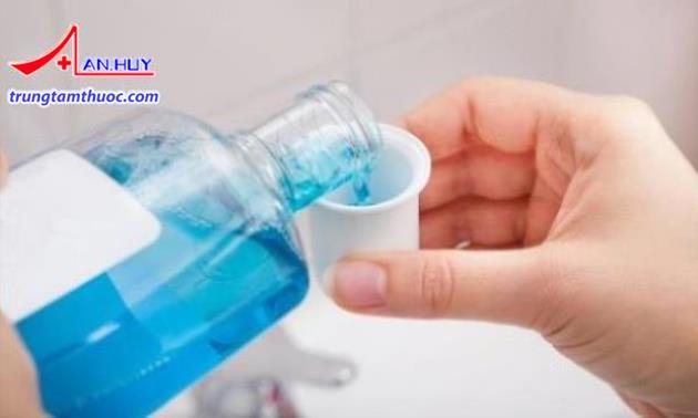 Lấy lượng nước súc họng vừa phải
