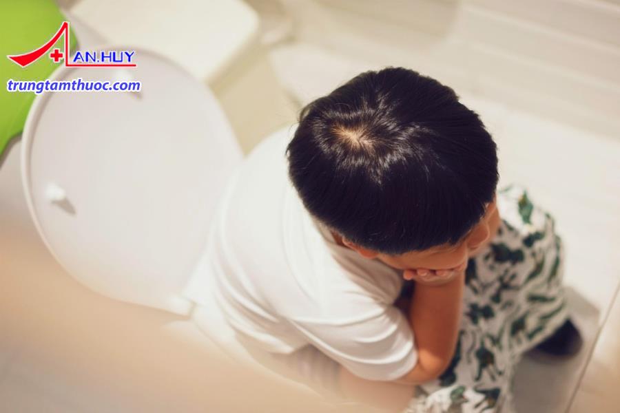 Dùng thuốc cũng có thể khiến bé bị táo bón.