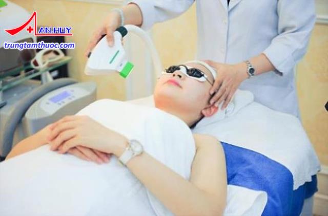 Trị mụn bằng laser.