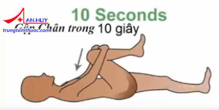Tư thế chưa đau lưng bằng cách co chân gấp lên xuống