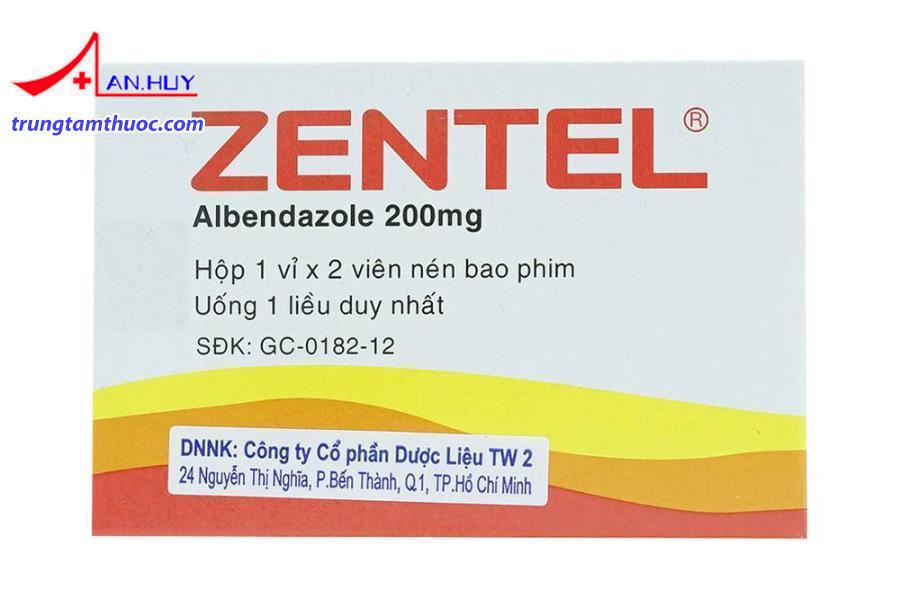 Dùng Albendazole để điều trị nhiễm giun ở trẻ.
